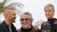 El actor estadounidense Tom Hardy, el realizador australiano George Miller, y la actriz sudafricana Charlize Theron, durante el pase gráfico de la nueva versión de Mad Max, en la 68 edición del Festival de Cine de Cannes en Cannes. El festival