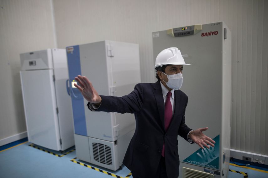 Gerardo Burgos, secretario general del Ministerio de Salud de Colombia, muestra los refrigeradores que serán utilizados para guardar vacunas contra el COVID-19 durante un recorrido organizado para la prensa por un almacén especial del ministerio en Bogotá, el martes 19 de enero de 2021.