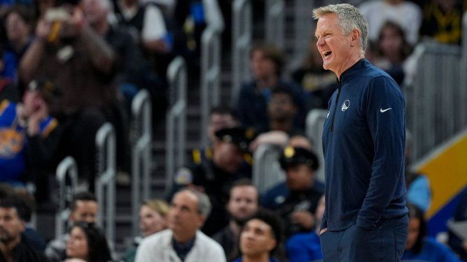 Steve Kerr, entrenador de los Warriors de Golden State, reacciona durante el partido ante los Hornets de Charlotte, el viernes 23 de febrero de 2024.