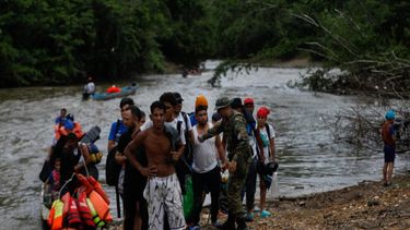 Migrantes son fotografiados a su llegada a la Estación de Recepción de Migrantes en Lajas Blancas, provincia de Darién, Panamá, el 6 de octubre de 2023