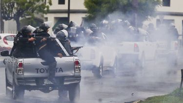 Policías antimotines les disparan a estudiantes universitarios que participan en una protesta contra el presidente Daniel Ortega, el lunes 28 de mayo de 2018, en Managua, Nicaragua.