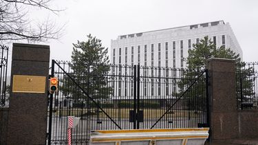 Vista de la embajada de Rusia en Washington, el jueves 24 de febrero de 2022.&nbsp;