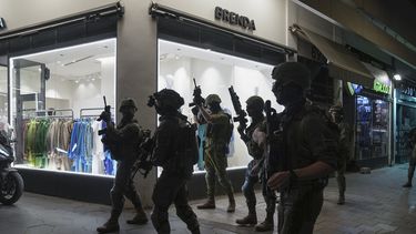 Efectivos de las fuerzas de seguridad israelíes buscan asaltantes cerca del escenario de un tiroteo, en Tel Aviv, Israel, el 7 de abril de 2022.&nbsp;