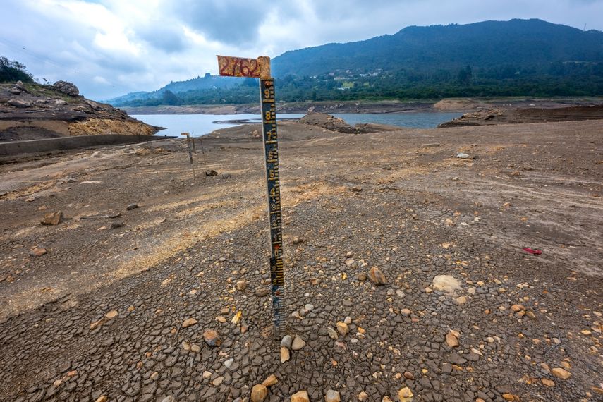 Se ve un indicador de nivel de agua en el embalse de San Rafael en La Calera, 14 km al noreste de Bogotá, el 12 de marzo de 2024.