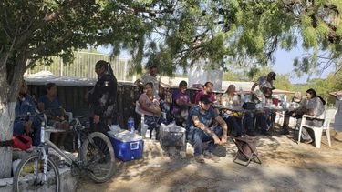Familiares de mineros atrapados en una mina de carbón colapsada e inundada esperan información afuera de la mina en Sabinas, en el estado mexicano de Coahuila, el jueves 4 de agosto de 2022.