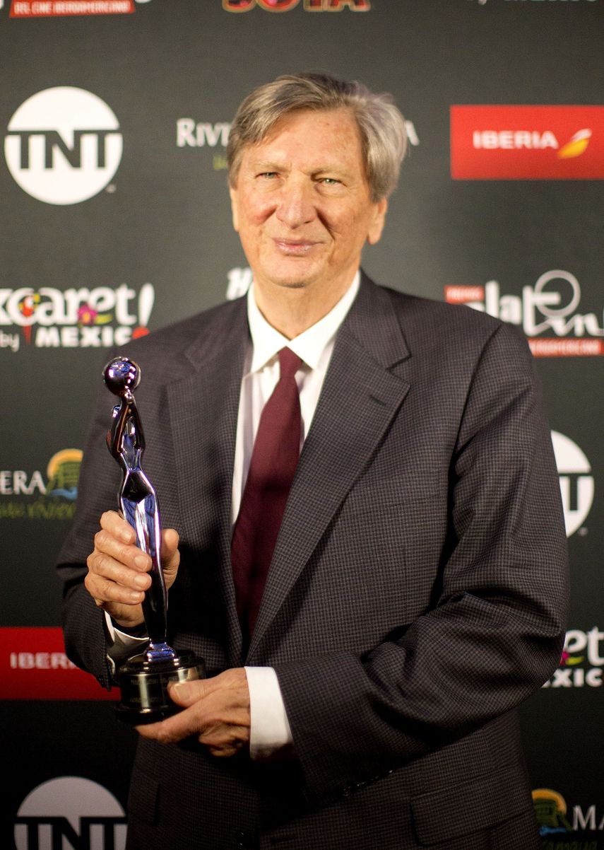 John Bailey, presidente de la Academia de las Ciencias y las Artes Cinematográficas de Hollywood, sostiene el premio Platino otorgado a la institución que preside. 