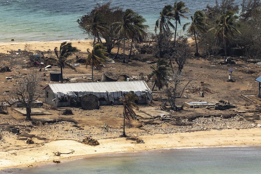 En esta imagen proporcionada por la Fuerza Australiana de Defensa, restos de un edificio dañado y árboles derribados en la isla de Atata en Tonga el 28 de enero de 2022, tras la erupción de un volcán submarino y un tsunami.&nbsp;
