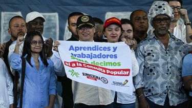 &nbsp;El presidente clombiano, Gustavo Petro, sostiene un cartel con un mensaje de apoyo al referéndum