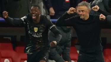 El atacante francés Ousmane Dembélé (izq) y el entrenador español Luis Enrique, ambos del PSG, celebran tras conseguir la clasificación a la final de la Liga de Campeones, el 6 de mayo de 2026.