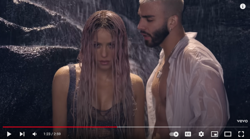 Shakira y Manuel Turizo en el videoclip de la canción Copa vacía.
