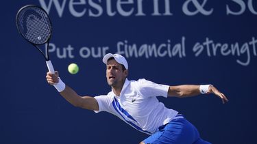 l serbio Novak Djokovic le pega a la bola en el partido ante Jan_Lennard Struff de Alemania en los cuartos de final del Western & Southern Open el Nueva York el mi&eacute;rcoles 26 de agosto del 2020