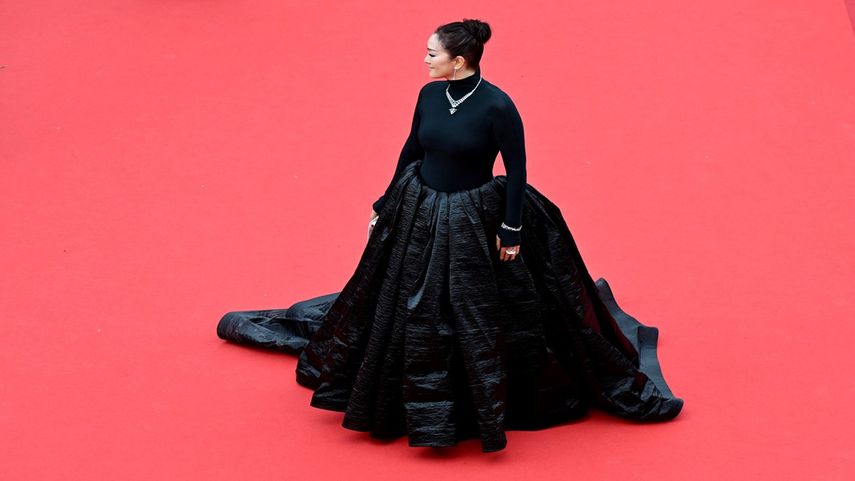 La actriz china Gong Li llega para la ceremonia de apertura y la proyección de la película Jeanne du Barry durante la 76ª edición del Festival de Cine de Cannes en Cannes, sur de Francia, el 16 de mayo de 2023.