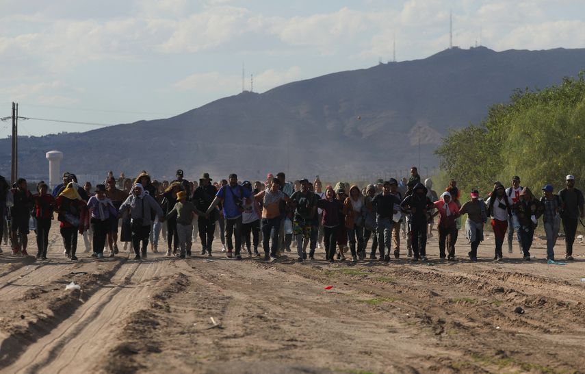 Migrantes se dirigen al Río Grande para cruzarlo y buscar asilo en Estados Unidos