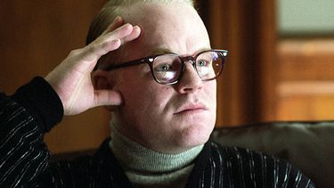 Philip Seymour interpreta al escritor Truman Capote  en una escena del filme Capote. (AP Photo/Attila Doroy, Sony Pictures Classics, File)