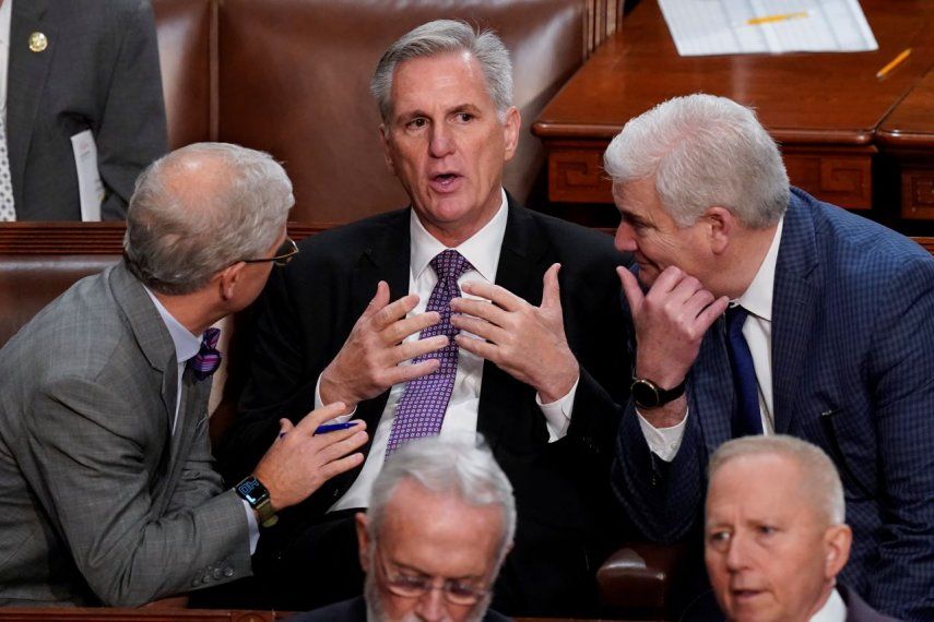 Los representantes Patrick McHenry, republicano por Carolina del Norte (izquierda) y Tom Emmer, republicano por Minnesota (derecha) hablan con su colega Kevin McCarthy, republicano por California, mientras la Cámara de Representantes se reúne por segundo día para tratar de elegir un presidente de ese cuerpo legislativo, el miércoles 4 de enero de 2023, en Washington, D.C.&nbsp;