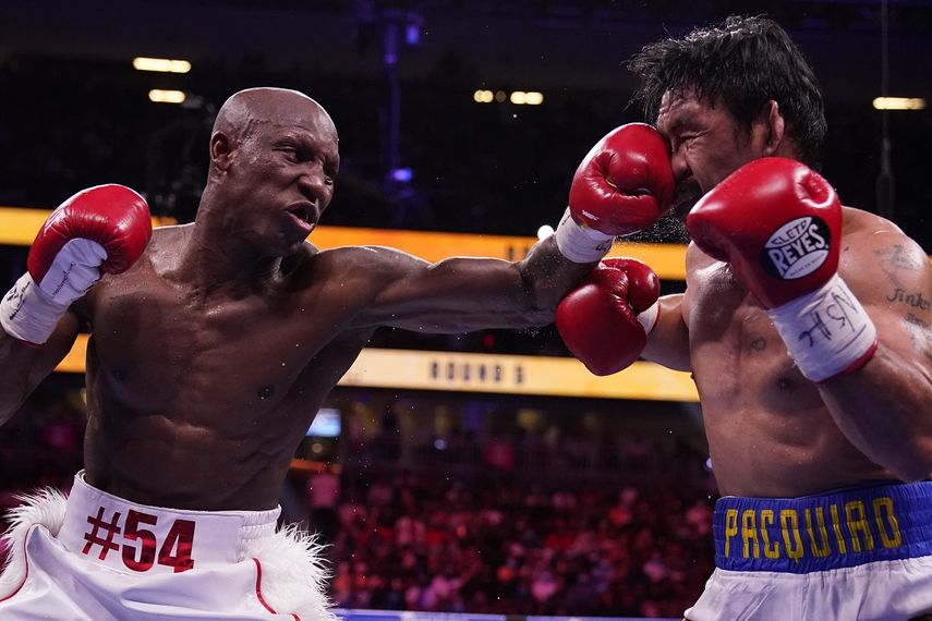 El cubano Yordenis Ugás asesta un puñetazo al filipino Manny Pacquiao el sábado 21 de agosto de 2021, en Las Vegas.&nbsp;