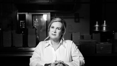 La chef francesa Helene Darroze posa en su restaurante durante una sesión de fotos en París el 11 de febrero de 2021.&nbsp;
