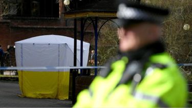 Un agente de policía británico permanece en guardia en Salisbury, Reino Unido.