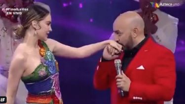 Belinda y Lupillo Rivera durante la final de la competencia de canto La Voz.&nbsp;