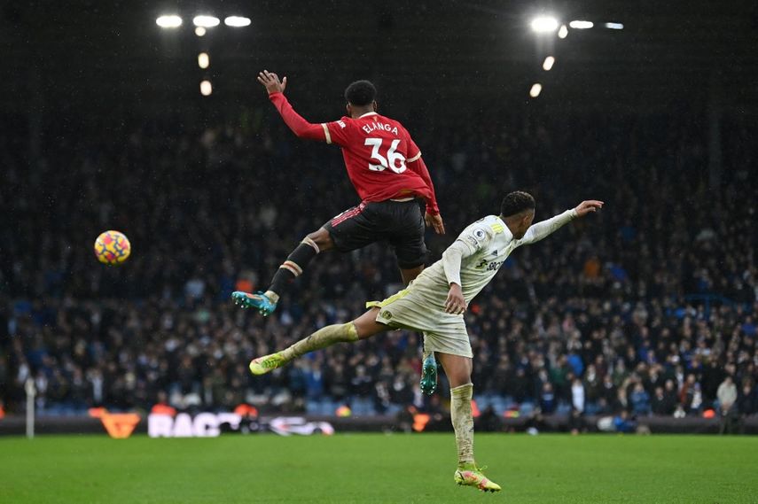 El delantero sueco del Manchester United Anthony Elanga (izq.) lucha por el balón con el defensa español del Leeds United Junior Firpo durante el partido de fútbol de la Premier League inglesa entre el Leeds United y el Manchester United en Elland Road en Leeds, norte de Inglaterra, el 20 de febrero de 2022.