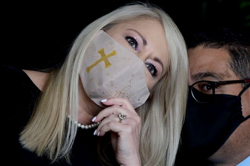 La gobernadora de Puerto Rico Wanda Vázquez habla con su secretario de asuntos públicos Osvaldo Soto durante una conferencia de prensa. 