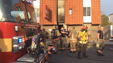 Esta foto prove&iacute;da por el Departamento de Bomberos de Las Vegas muestra a bomberos en la escena de un incendio en un edificio de apartamentos el s&aacute;bado, 21 de diciembre del 2019. Cinco personas murieron en el siniestro. Las Vegas Fire Department v&iacute;a AP