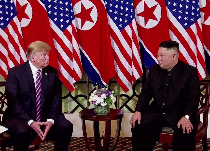 Captura de video en la que aparecen el presidente Donald Trump (izq.), y el líder norcoreano, Kim Jong-un, durante su segunda cumbre, el miércoles 27 de febrero de 2019, en Hanói , Vietnam.