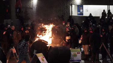 Un contenedor de basura arde en una protesta contra la violencia policial, la noche del domingo 24 de enero de 2021 en el centro de Tacoma, Washington, al sur de Seattle. La protesta se celebró al día siguiente de que un auto patrulla arremetiera contra una multitud, hiriendo a dos personas.&nbsp;