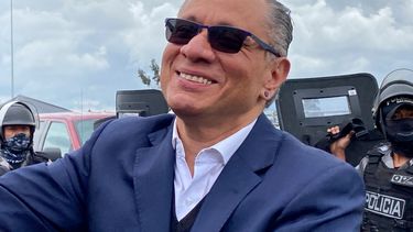En esta foto de archivo tomada el 10 de abril de 2022, el ex vicepresidente de Ecuador (2013-2017) Jorge Glas es liberado de la prisión en Latacunga, Ecuador.