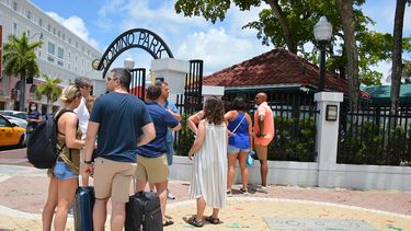 Turistas pasean por Calle 8, Miami.