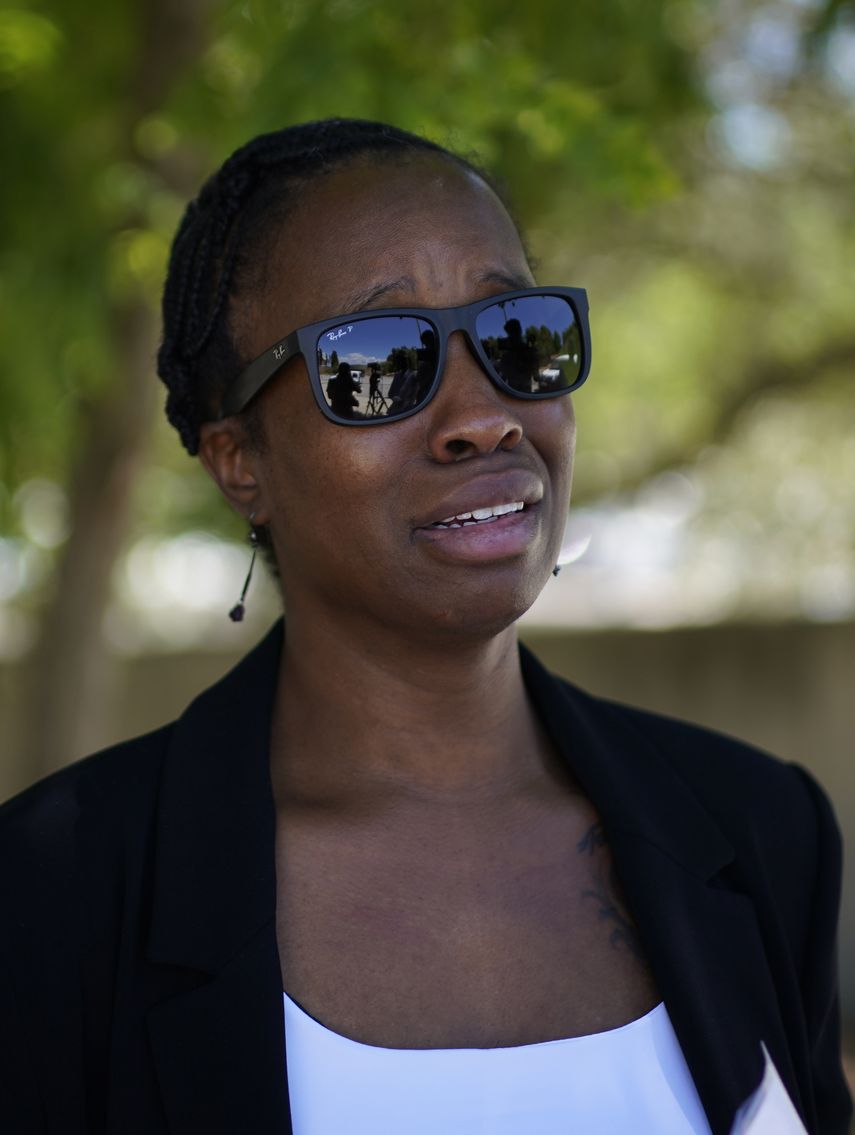 La viuda del empresario de software John McAfee, Janice, habla brevemente con periodistas tras salir del penal Brians 2, cerca de Barcelona.