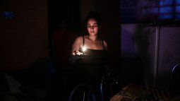 Una mujer sostiene una vela durante un apagón en La Habana, Cuba.