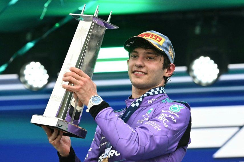 El italiano Kimi Antonelli, de Mercedes, sostiene el trofeo tras ganar el Gran Premio de Miami, el 3 de mayo de 2026.