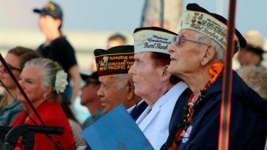 Sobrevivientes del ataque a Pearl Harbor y otros veteranos del ejército de Estados Unidos durante una ceremonia para conmemorar el ataque perpetrado en 1941, el miércoles 7 de diciembre de 2022, en Pearl Harbor, Hawai.