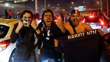 Aficionados del PSG celebran luego de la victoria de su equipo y la clasificación a la final de la Champions League, el 7 de mayo de 2025.