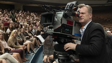En esta imagen difundida por Warner Bros. Entertainment, el director Christopher Nolan durante la filmación de la película Tenet. 