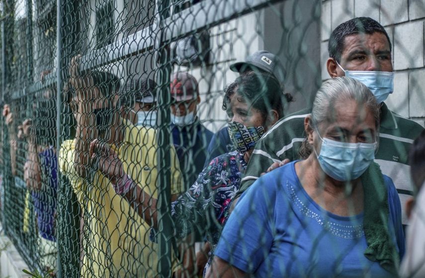 Venezolanos desplazados de La Victoria, estado Apure, se refugian en Arauquita, departamento de Arauca, Colombia, el 26 de marzo de 2021. Casi 4.000 personas -en su mayoría venezolanos- han llegado al municipio fronterizo de Arauquita, noreste de Colombia, entre el domingo y el jueves desplazadas por combates entre militares venezolanos y un grupo armado colombiano.