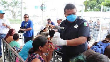 Autoridades migratorias mexicanas brindan atención a migrantes.
