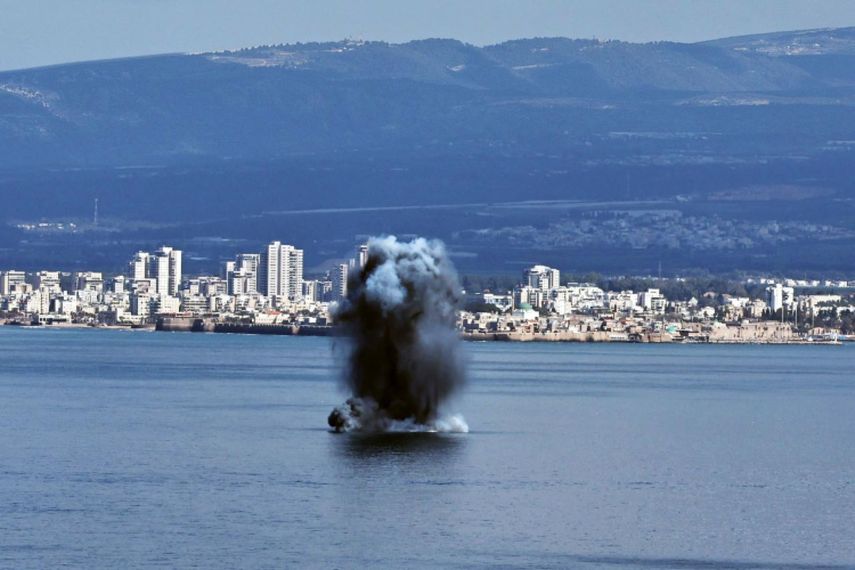 Una columna de humo se eleva mientras un misil iraní impacta las aguas del mar frente a Haifa, Israel, el 28 de febrero de 2026. El ejército israelí informó el 28 de febrero que detectó misiles lanzados desde Irán tras ataques previos de Israel y Estados Unidos.