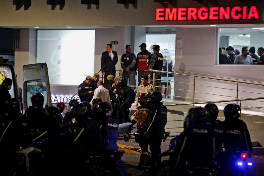 Vista general del hospital donde fue llevado el candidato presidencial Fernando Villavicencio tras ser baleado en un mitin en Quito, el 9 de agosto de 2023.