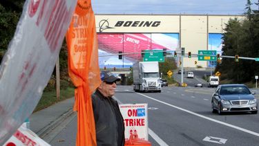 Un manifestante en medio de la huelga de Boeing, en Everett, Washington.