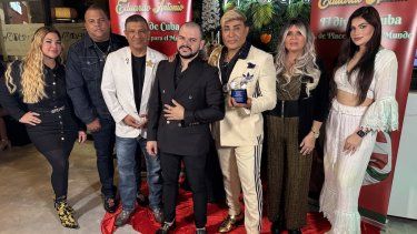 Eduardo Antonio posa con el premio junto a amigos.&nbsp;