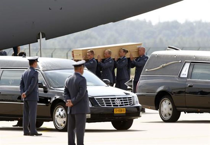 Soldados holandeses transportan los féretros con los restos de algunas de las víctimas del avión MH17 derribado en Ucrania. EFE