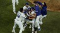 Los Dodgers de Los Ángeles celebran después de derrotar 3-1 a los Rays de Tampa Bay para ganar la Serie Mundial de béisbol en el Juego 6 el martes 27 de octubre de 2020 en Arlington, Texas. Los Dodgers de Los Ángeles celebran después de derrotar 3-1 a los Rays de Tampa Bay para ganar la Serie Mundial de béisbol en el Juego 6 el martes 27 de octubre de 2020 en Arlington, Texas.
