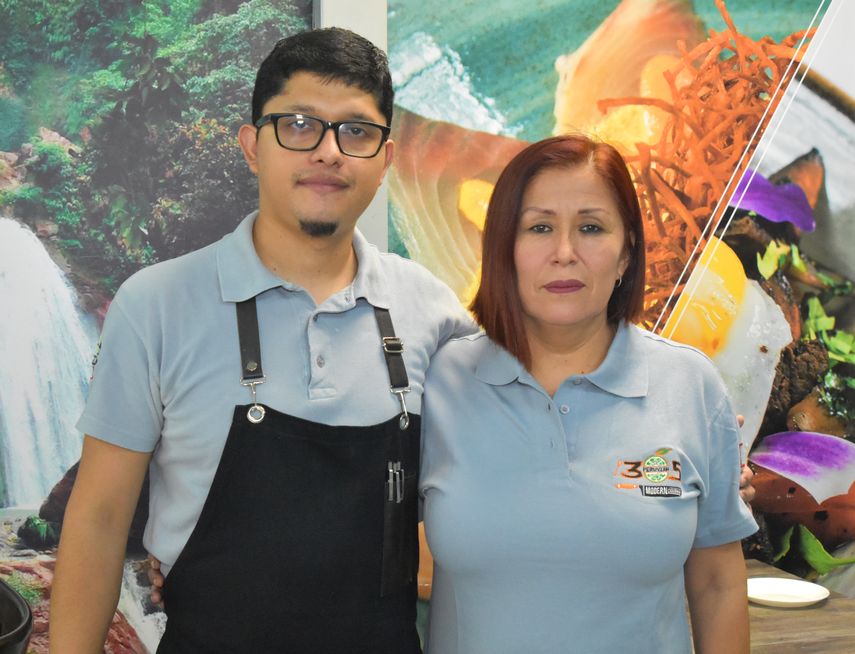 Elena Pavón junto a su hijo Percy. 