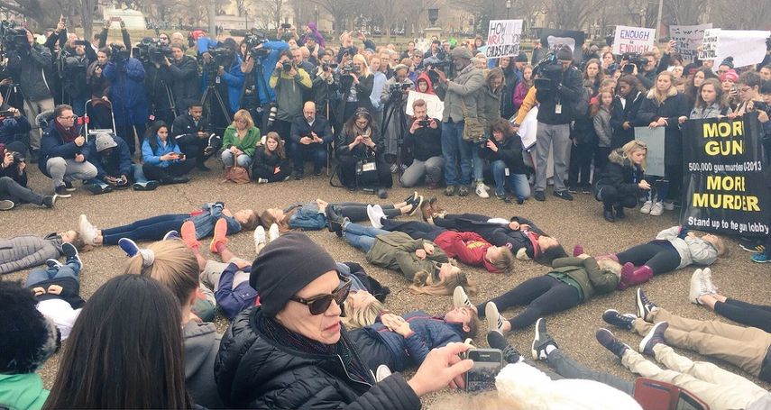 Los estudiantes se tumbaron en la Avenida Pensilvania, justo delante de la Casa Blanca.