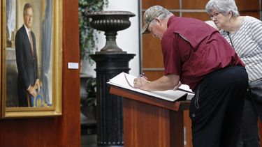 Residentes de Texas firman un libro en honor al fallecido expresidente George H. W. Bush, en la biblioteca que lleva su nombre en&nbsp;College Station.