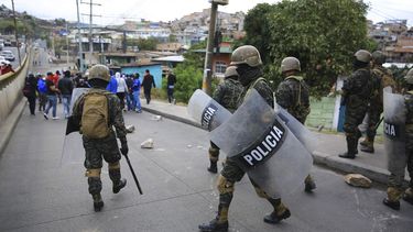 Efectivos de la policía hondureña vigilan a simpatizantes de la Alianza de Oposición durante una protesta este sábado 20 de enero de 2018, en Tegucigalpa, Honduras.&nbsp;