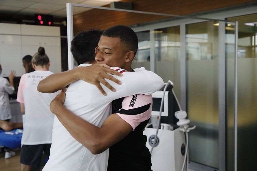Welcome to Paris, Léo (Bienvenido a París, Leo), escribió el campeón del mundo Mbappé en Instagram y en Twitter, acompañando el texto de cuatro fotos de ambas estrellas juntas.