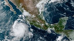 Esta imagen satelital, proporcionada por la Oficina Nacional de Administración Oceánica y Atmosférica de Estados Unidos (NOAA, por sus siglas en inglés), muestra a la tormenta tropical Pamela la mañana del lunes 11 de octubre de 2021, en el Pacífico mexicano. 